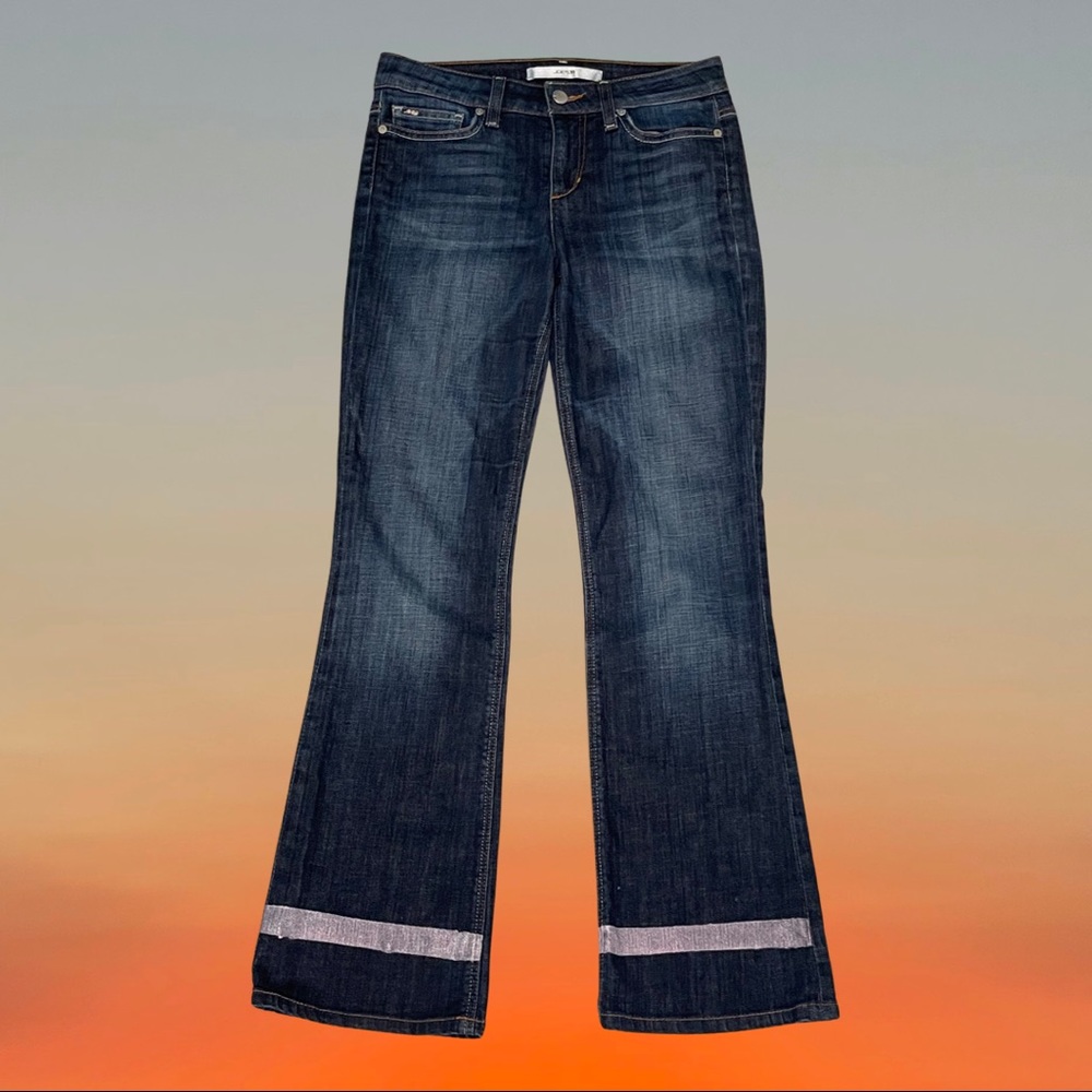 Great quality Joe’s blue jeans with four hand painted lines.